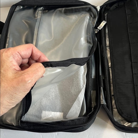 NWT BAGGALLINI “complete cosmetic” case - Picture 8 of 13